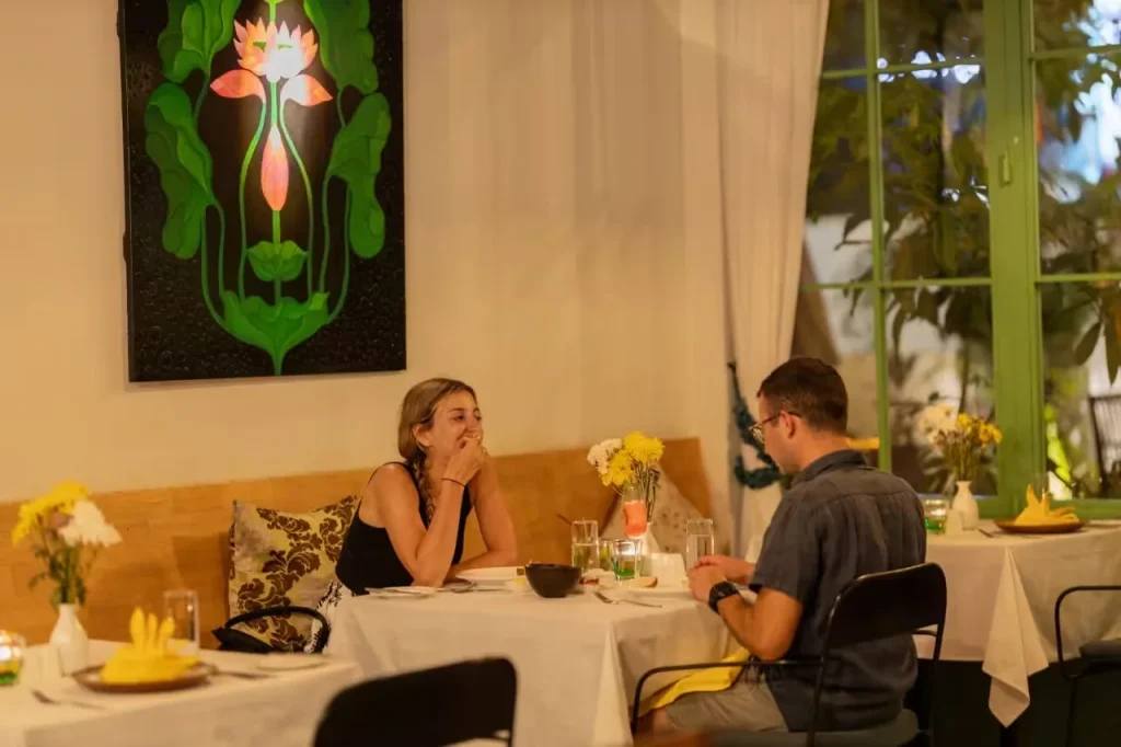 Dining-jomno.jpg Jomno, guía de Descubre Camboya, compartiendo una cena tradicional jemer con viajeros en Siem Reap. Plato típico de amok de pescado, sonrisas y ambiente acogedor.