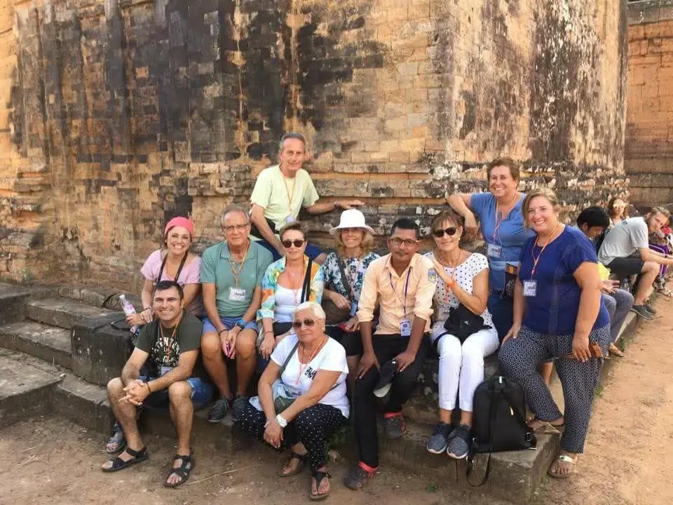 Sem.jpg Sem, guía profesional de Descubre Camboya, sonriendo durante un tour en Angkor. Apasionado por la historia jemer y la cultura camboyana.