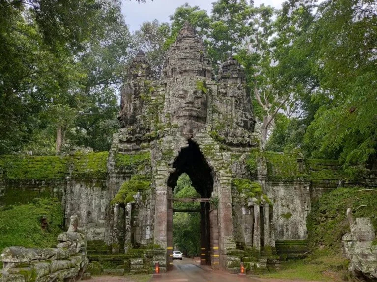 angkor-thom-puerta-norte-caras-bayon-camboya.jpg Puerta Norte de Angkor Thom, Camboya - Impresionante entrada flanqueada por gigantescos rostros de piedra del templo Bayón, con la avenida de dioses y demonios sosteniendo la serpiente Naga.