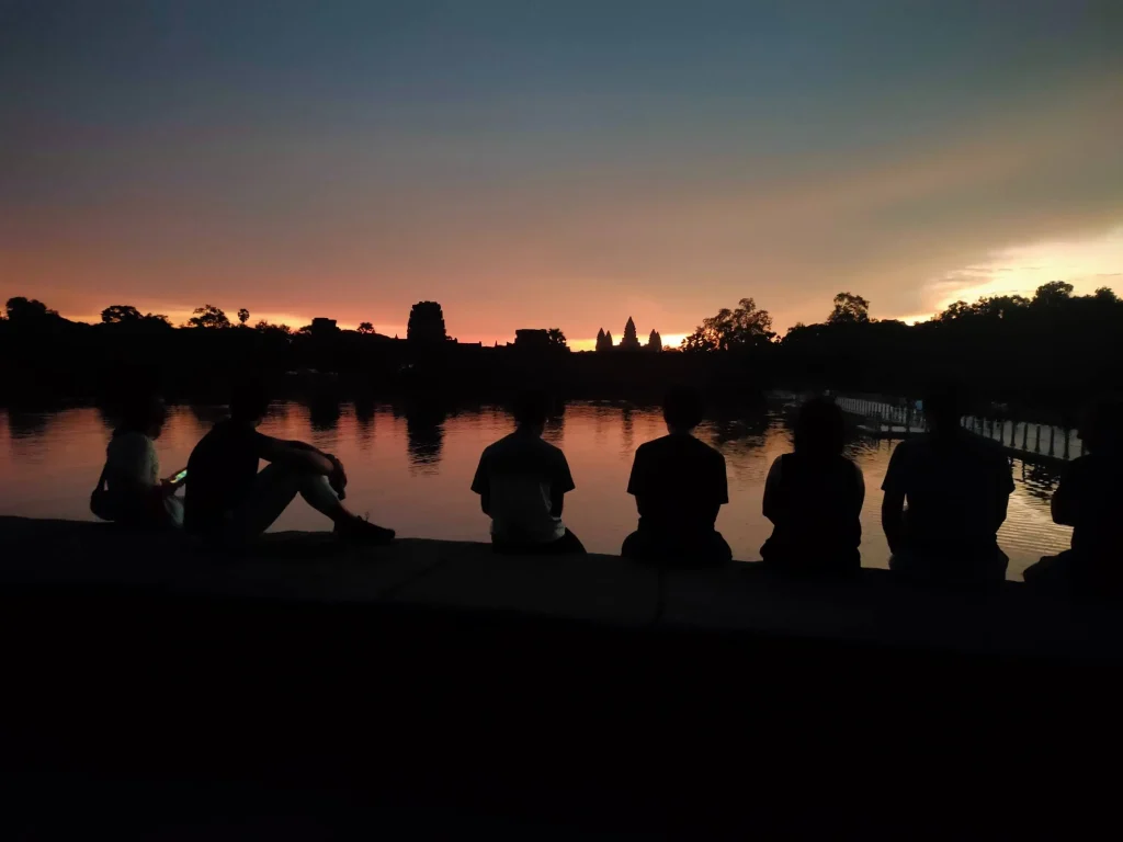tour-privado-angkor-wat-descubre-camboya.jpg Grupo de viajeros con su guía privado de Descubre Camboya frente a Angkor Wat