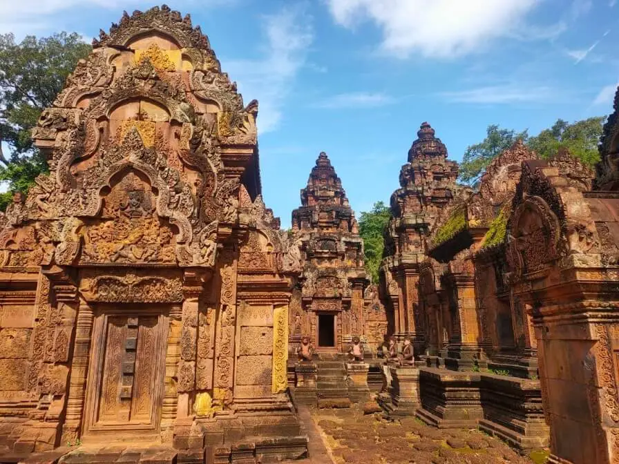 banteay-srei-templo-rosado-angkor-camboya.jpg Templo Banteay Srei en Angkor, Camboya. Detalle de intrincados grabados en piedra arenisca rosa, conocido como 'la joya del arte jemer' por sus delicados relieves.