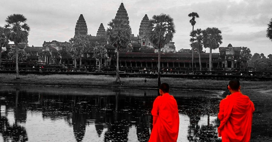 monjes-budistas-angkor.jpg Monjes budistas con túnicas azafrán caminando por los templos de Angkor Wat al amanecer, Camboya.