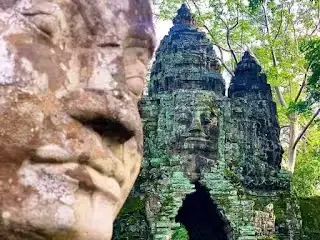 puerta-norte-angkor-thom.jpg Puerta Norte de Angkor Thom en Siem Reap, Camboya. Majestuosa entrada al antiguo reino jemer, con rostros de piedra de Avalokiteshvara y figuras de dioses y demonios flanqueando el camino.