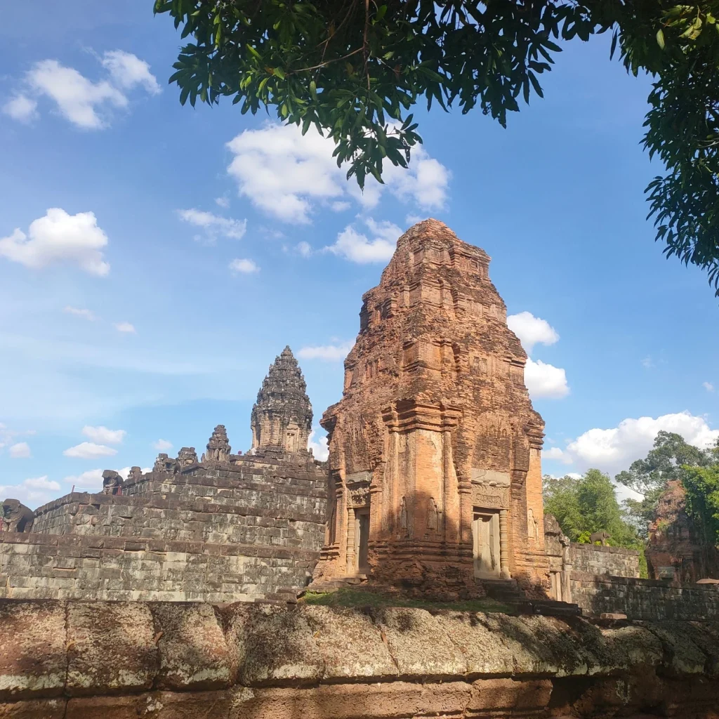 templo-bakong-primer-montana-angkor-siem-reap.jpg Templo Bakong, primer templo-montaña de Angkor en Siem Reap, Camboya. Pirámide escalonada rodeada de vegetación, con escalinatas centrales y esculturas de piedra.